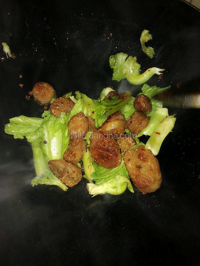 将芥菜倒入锅里和灌肠一起煸炒到芥菜熟即可