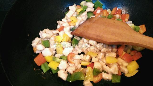 加入鸡丁翻炒约1分钟。