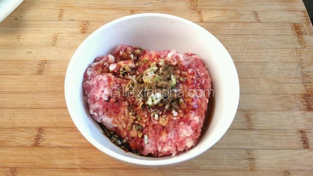 肉馅加入葱姜沫,盐,花椒粉,生抽,鸡精,香油,少许水搅拌均匀,腌制20分钟