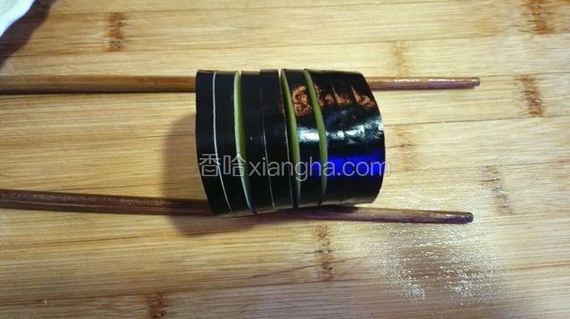 将茄子用筷子垫上切成连刀片,以免切断了