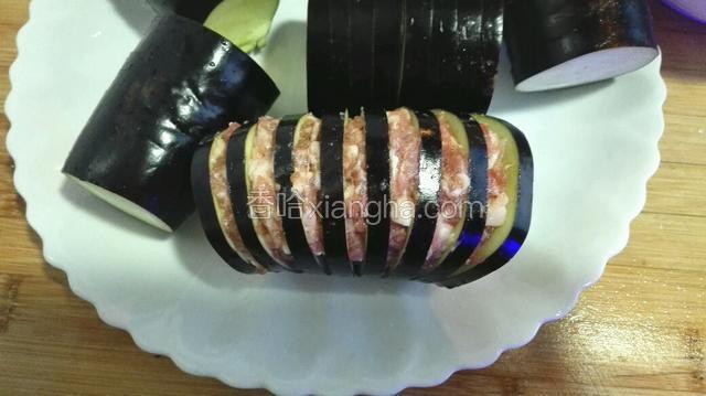 将肉馅夹到茄子中