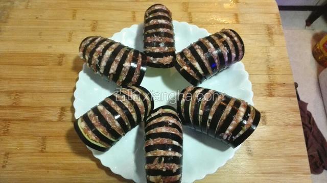 依次做好茄夹后,摆盘,冷水上锅大火蒸15分钟