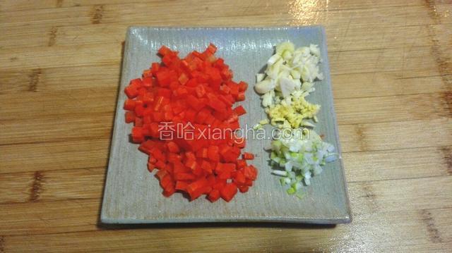 蒸茄子的时间我们将胡萝卜切小丁,准备葱姜蒜沫