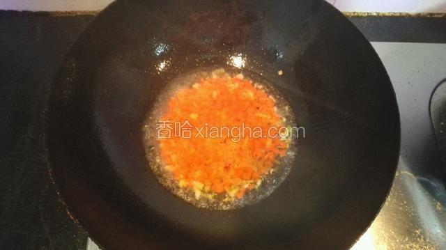 转中火倒入胡萝卜丁翻炒，加入半碗水，调入盐，花椒粉，生抽稍微炖一会，加入鸡精，水淀粉勾芡即可