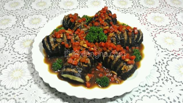 将芡汁淋到蒸好的茄子上即可上桌了