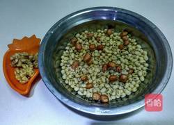 花生核桃豆浆的做法图解1