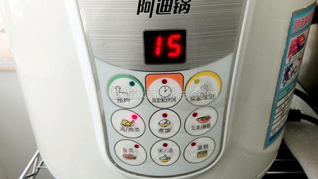 把炸好的排骨放到盘中，再放入高压锅内按肉类键。（我家的肉类是十五分钟）