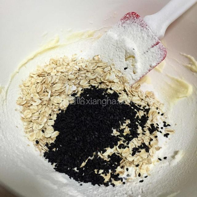 加入燕麦和黑芝麻。