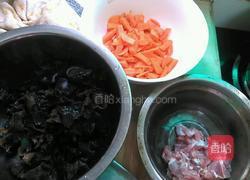 胡萝卜木耳炒肉的做法图解1