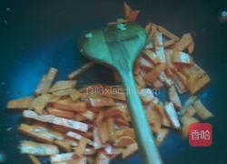 胡萝卜木耳炒肉的做法图解3