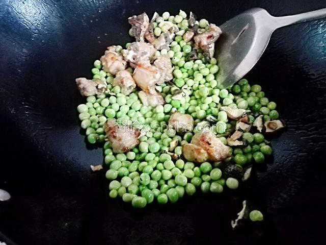 然后再把冬菇，碗豆，放下去翻炒一下，然后放入生抽，蚝油，盐炒均匀