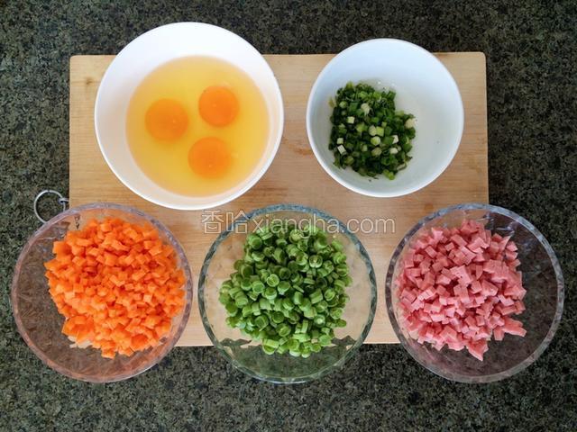 胡萝卜切丁，豆角切丁，肉肠切丁，小葱切作葱花；