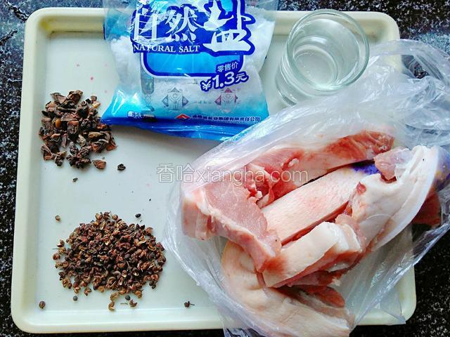 准备食材。五花肉，大家按个人喜好看要腌制多少。花椒，八角，食盐，白酒。