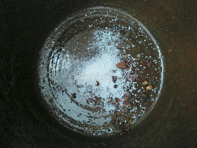腌咸肉用的缸保持干燥。加入一些炒好的花椒盐，用手抹匀，保证缸底缸壁都抹到。