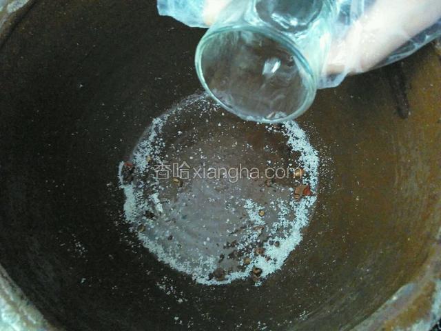 再倒少许白酒入缸内，同样的抹匀缸底缸壁。