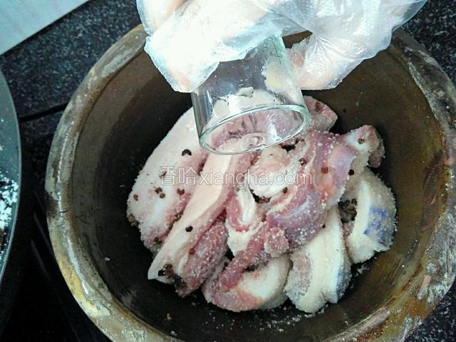 均匀的倒一些白酒在肉上。