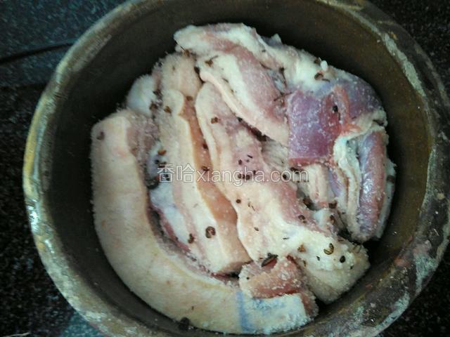再放一层肉进缸里。