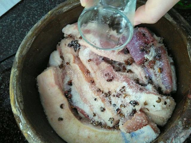 再倒一些白酒在肉上。