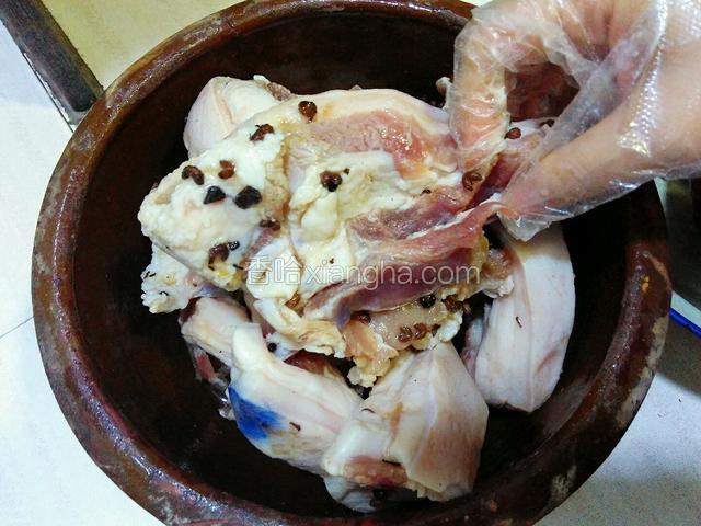 将肉上下翻个身，保证肉均匀腌制到。