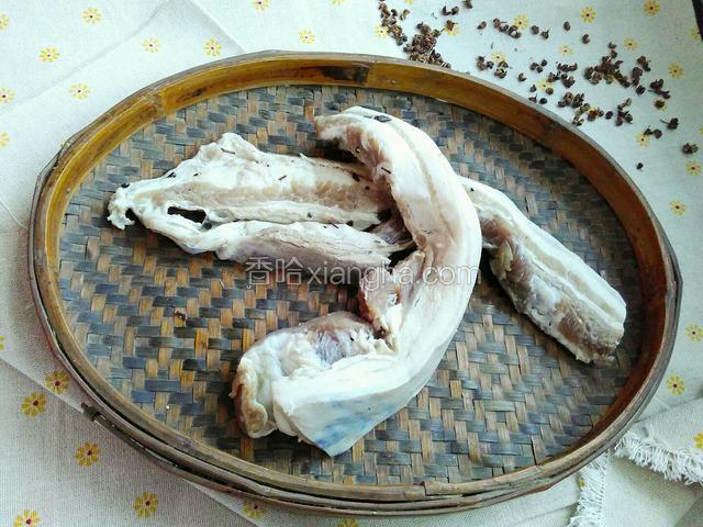 做好的咸肉阴干后就可以把它用食用塑料袋扎好放入冰箱冷冻室，想吃的时候就随时可以取出吃了。