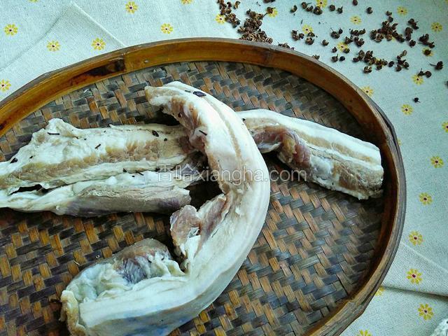腌咸肉。