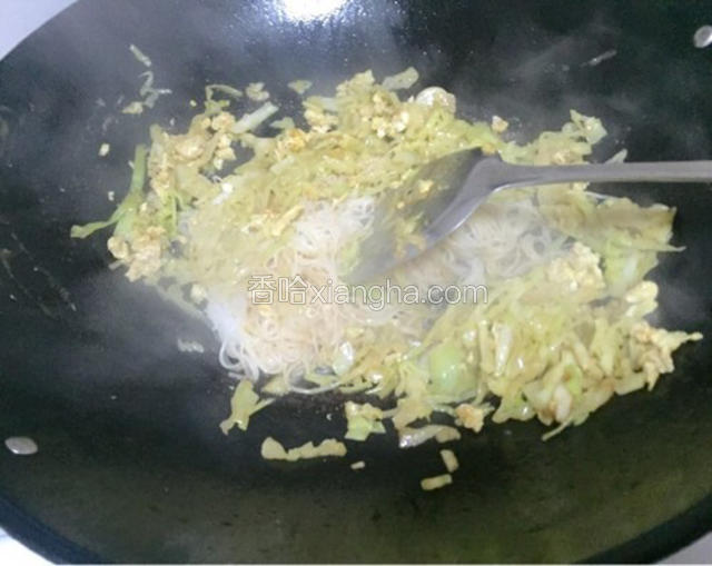 包菜和鸡蛋倒入锅里，米粉倒入，放入酱油，一起伴均匀。略闷1分钟。让它烫一会，等会吃的时候，热气腾腾，冬天来上一口，很舒服~