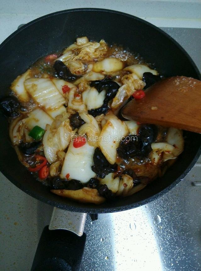 然后放入大白菜，并放入糖，醋，生抽和少量的盐，少许清水，大火，并加入水淀粉勾芡，然后装盘。