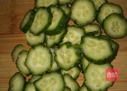 黄瓜鸡蛋火腿面的做法图解1