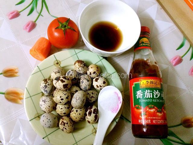 准备好所有的食材，鹌鹑蛋过一下水洗干净，西红柿是摆盘用的，