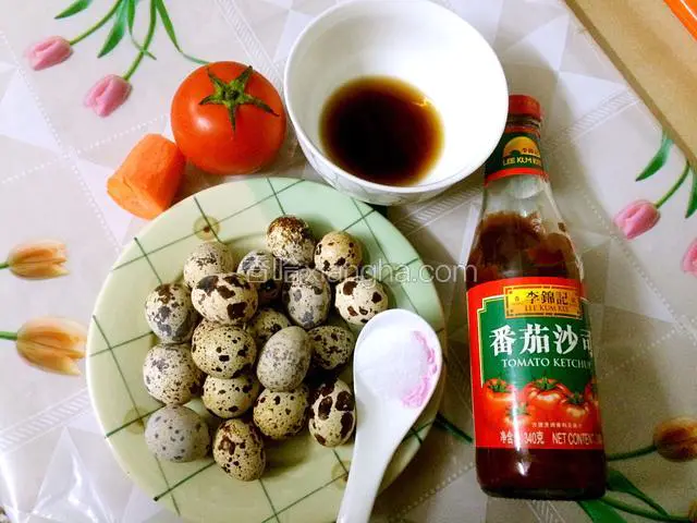 准备好所有的食材，鹌鹑蛋过一下水洗干净，西红柿是摆盘用的，