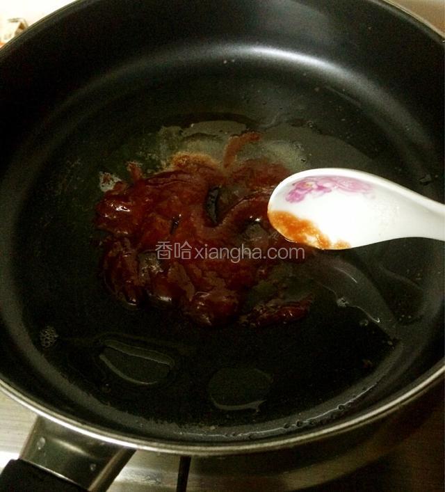 取另一干净的锅，倒入适量油，倒入2勺番茄沙司，1勺醋，1勺糖小火翻炒糖色…