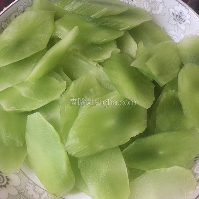 莴笋削皮切片