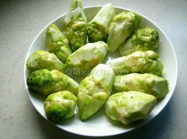 准备600克儿菜，有的地区也称这个为（娃娃菜）或者（带儿菜），洗干净待用！