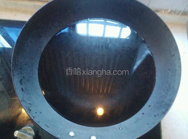锅内加水，水量没过儿菜的位置即可。开大火，等水烧开了，再放儿菜。