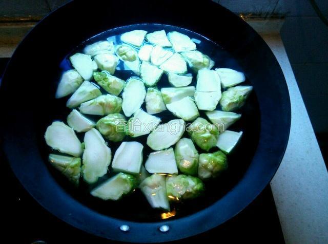水开后，把儿菜倒下去煮，敞开煮，千万不要盖锅盖，盖锅盖煮出来的儿菜不好吃，一是会失去这个菜原本的清香味；二是煮好了以后是黄的。这和水开了再下锅是一个道理！所以要水开后下儿菜。（煮三至五分钟皆可关火盛出，用一点力气，筷子能插透就可以了）