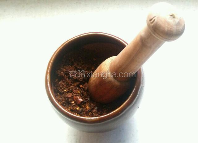 用捣蒜器把辣椒捶成辣椒末（提醒：捶辣椒的时候最好是戴个口罩，以免辣椒粉进入鼻腔，很难受的。）