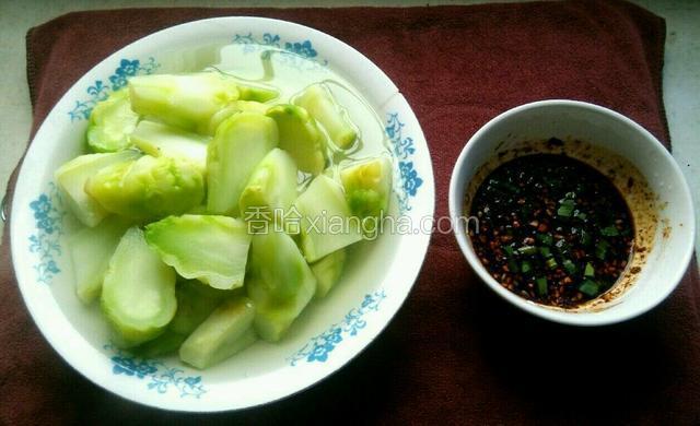 成品：煮好的儿菜和蘸水。