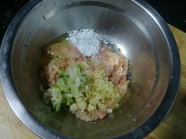 肉馅里放料酒，盐，胡椒粉，蛋白，生粉，香油，姜蒜葱沫。