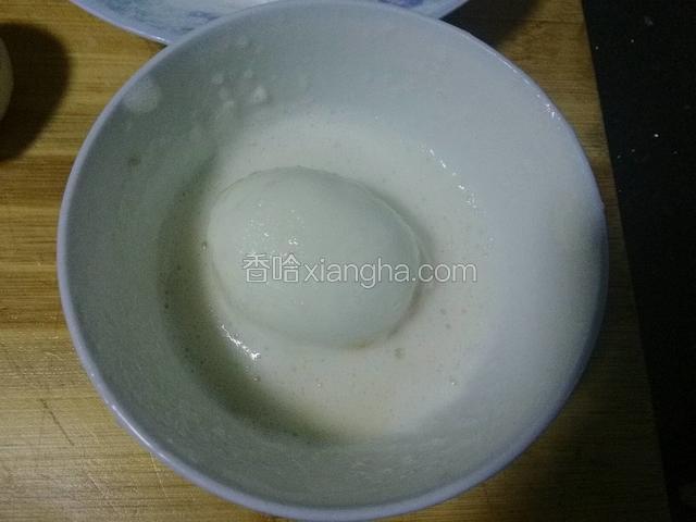 先在生粉糊里滚均匀