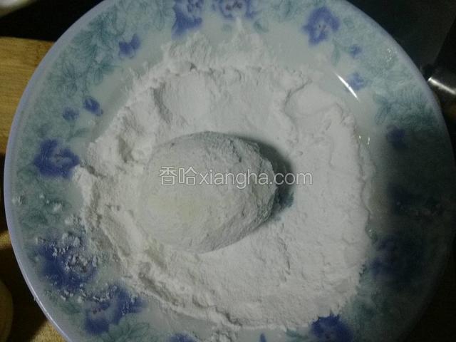 然后在干生粉里滚均匀