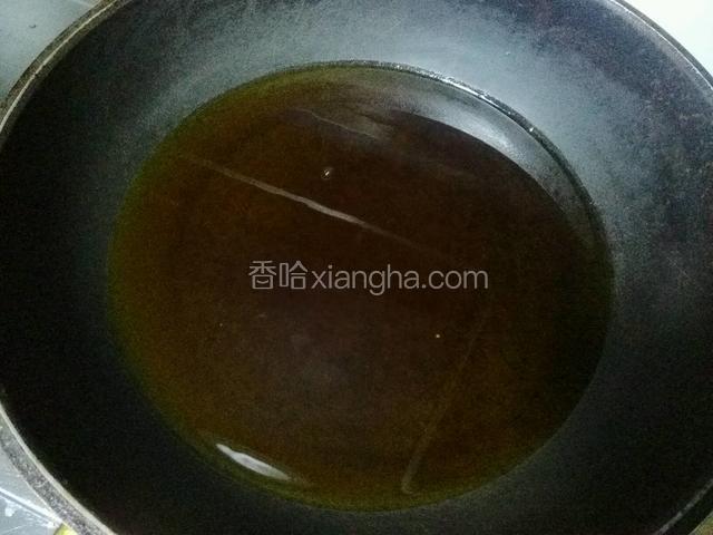 锅里放适量的油