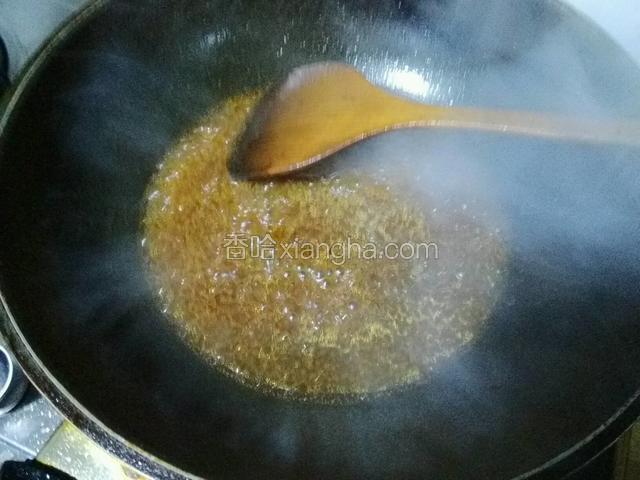 放少许水，水淀粉勾芡。