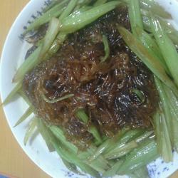 芹菜炒粉的做法[图]
