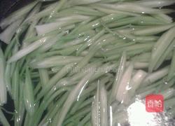 芹菜炒粉的做法图解2