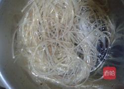 芹菜炒粉的做法图解3
