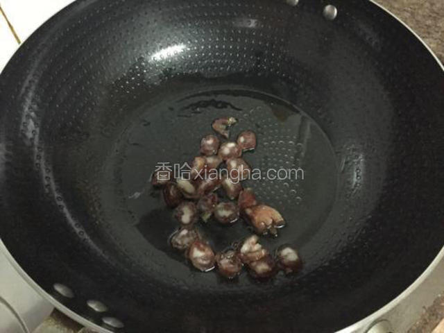 锅中倒入适量的油烧热后放入腊肠炒至变色