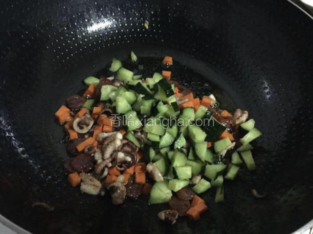 加入黄瓜翻炒片刻