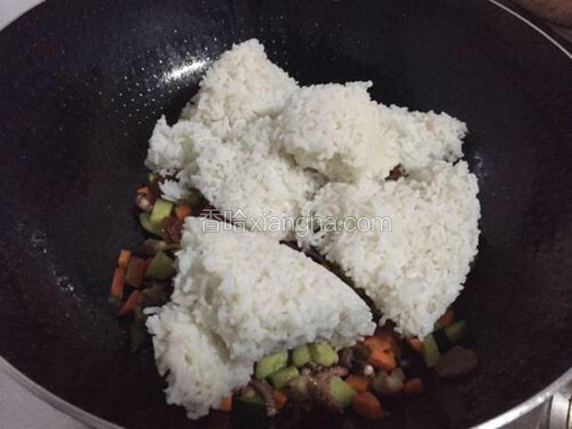 下白米饭，翻炒均匀