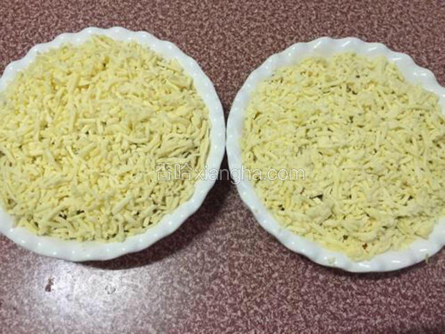 表面撒上马苏里拉芝士