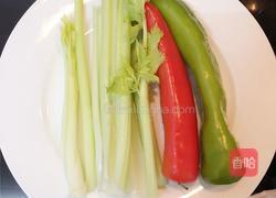 西芹辣椒炒腊肉的做法图解2